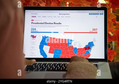 Ein Mädchen schaut sich die Website der Zeitung New York Times auf ihrem Laptop an, während sie auf die US-Wahlen 2024 zwischen Donald Trump und Kamala Harris in Srinagar, Indien, wartet. Die amerikanischen Wähler sind zur Wahl gegangen, um den 47. Präsidenten der Vereinigten Staaten zu bestimmen. Die Umfragen der letzten Wochen haben gezeigt, dass es zwischen dem demokratischen Präsidentschaftskandidaten Kamala Harris und dem republikanischen Präsidentschaftskandidaten, dem ehemaligen Präsidenten Donald Trump, um Präsident Joe Biden im Weißen Haus zu folgen. (Foto: Faisal Bashir/SOPA Images/SIPA USA) Stockfoto