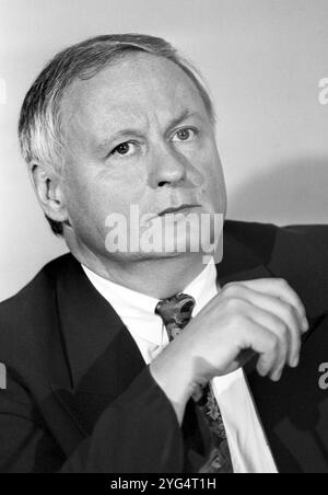 Deutschland, Bonn 25.08.1994 Archiv.: 48-45-06 Pressekonferenz der SPD Foto: Oskar Lafontaine, Ministerpräsident Saarland Pressekonferenz der SPD *** Deutschland, Bonn 25 08 1994 Archiv 48 45 06 Pressekonferenz der SPD Foto: Oskar Lafontaine, Ministerpräsident Saarland Pressekonferenz der SPD Stockfoto