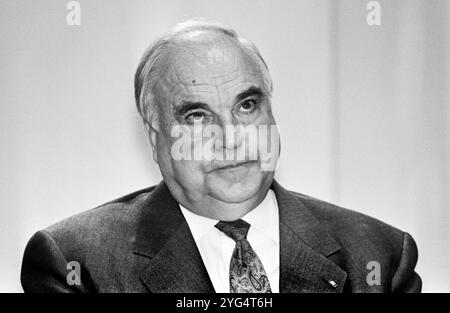 Deutschland, Bonn 25.08.1994 Archiv.: 48-46-17 Pressekonferenz der CDU Foto: CDU-Bundesvorsitzender und Bundeskanzler Helmut Kohl Pressekonferenz der CDU *** Germany, Bonn 25 08 1994 Archiv 48 46 17 Pressekonferenz der CDU Foto CDU Bundesvorsitzender und Bundeskanzler Helmut Kohl Pressekonferenz der CDU Stockfoto