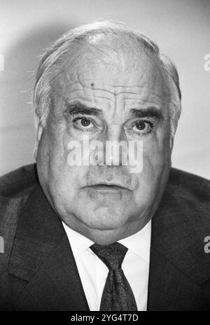 Deutschland, Bonn 25.08.1994 Archiv.: 48-47-17 Pressekonferenz der CDU Foto: CDU-Bundesvorsitzender und Bundeskanzler Helmut Kohl Pressekonferenz der CDU *** Deutschland, Bonn 25 08 1994 Archiv 48 47 17 Pressekonferenz der CDU Foto CDU Bundesvorsitzender und Bundeskanzler Helmut Kohl Pressekonferenz der CDU Stockfoto