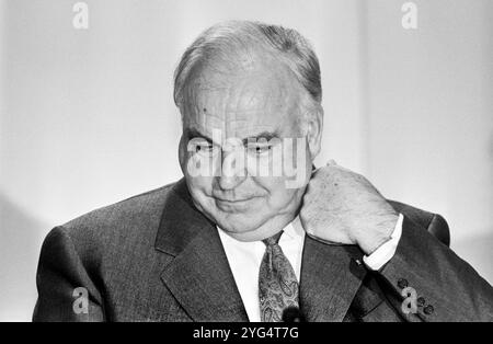 Deutschland, Bonn 25.08.1994 Archiv.: 48-46-26 Pressekonferenz der CDU Foto: CDU-Bundesvorsitzender und Bundeskanzler Helmut Kohl Pressekonferenz der CDU *** Deutschland, Bonn 25 08 1994 Archiv 48 46 26 Pressekonferenz der CDU Foto CDU Bundesvorsitzender und Bundeskanzler Helmut Kohl Pressekonferenz der CDU Stockfoto