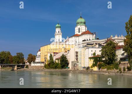 Blick vom Inn zur Kathedrale St. Stephan in Passau, Bayern, Deutschland Stockfoto