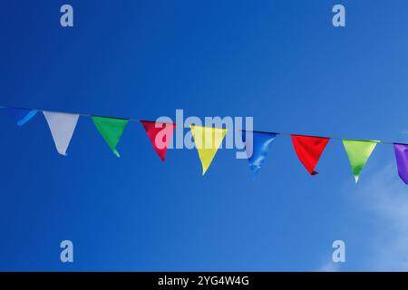 Bunt mit bunten dreieckigen Flaggen vor blauem Himmel Stockfoto