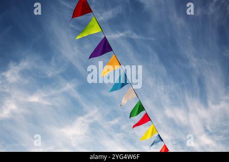 Bunt mit bunten dreieckigen Flaggen vor blauem Himmel Stockfoto