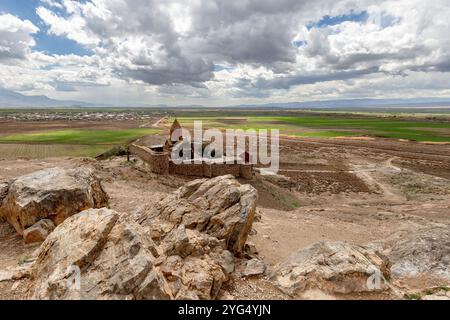 Khor Virap, Armenien - 13. April 2023: Panoramablick auf das Kloster Khor Virap in Armenien. Hochwertige Fotos Stockfoto