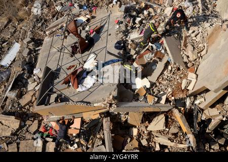 Barja, Barja, Libanon. November 2024. Zivilschutzarbeiter durchforsten Bauschutt, die Ziel eines israelischen Luftangriffs im Dorf Baja südlich von Beirut waren. Mindestens 20 Menschen waren im Streik, sagte das libanesische Gesundheitsministerium. (Kreditbild: © Marwan Naamani/ZUMA Press Wire) NUR REDAKTIONELLE VERWENDUNG! Nicht für kommerzielle ZWECKE! Stockfoto