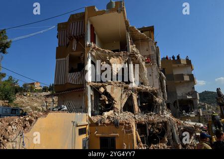 Barja, Barja, Libanon. November 2024. Zivilschutzarbeiter suchen in Bauschutt, das Ziel eines israelischen Luftangriffs im Dorf Baja südlich von Beirut war. Mindestens 20 Menschen waren im Streik, sagte das libanesische Gesundheitsministerium. (Kreditbild: © Marwan Naamani/ZUMA Press Wire) NUR REDAKTIONELLE VERWENDUNG! Nicht für kommerzielle ZWECKE! Stockfoto