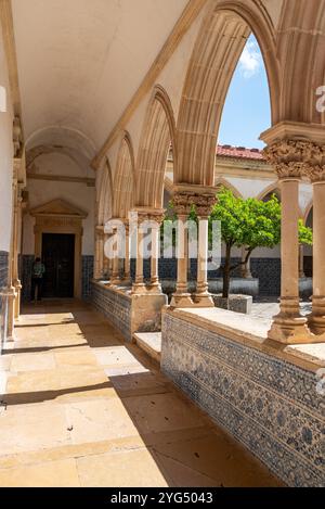 Tomar, Portugal - 2. Juni 2024 - szenischer gotischer Friedhof im Kloster Christi in Tomar bei Sonnenlicht, Portugal Stockfoto