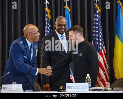 Verteidigungsminister Lloyd J. Austin III. Und General Charles Q. Brown Jr., Vorsitzender der gemeinsamen Stabschefs, begrüßen den ukrainischen Präsidenten Wolodymyr Zelensky während der ukrainischen Verteidigungskontaktgruppe am Luftwaffenstützpunkt Ramstein, Deutschland, 6. September 2024. Verteidigungsführer aus der ganzen Welt zeigen ihre unerschütterliche Unterstützung für die Ukraine seit Russlands Angriff auf Demokratie und internationale Ordnung in der Ukraine während des UDCG-Treffens. (Foto der U.S. Air Force von Airman 1st Class Eve Daugherty) Stockfoto