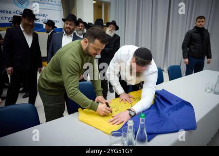 Wolodymyr Zelenskij traf sich vor dem Pessach in der Ukraine am 18. April 2024 mit der jüdischen Gemeinde – Foto: Ukrainische Regierung Stockfoto