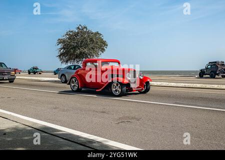 Gulfport, MS - 04. Oktober 2023: Weitwinkelansicht eines 1932 Ford Hot Rod Coupés mit 3 Fenstern auf einer lokalen Autoshow. Stockfoto