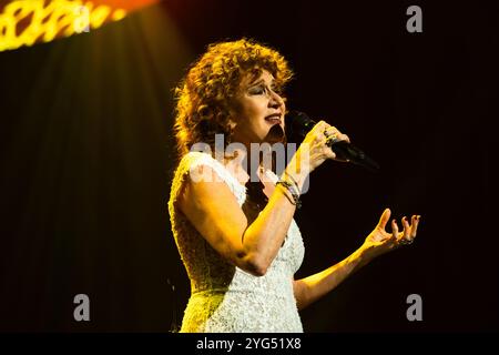 Neapel, Italien. November 2024. Fiorella Mannoia tritt am 5. November 2024 live im Teatro Augusteo in Neapel auf, als Teil ihrer Fiorella Sinfonica-Tour, begleitet von einem Orchester. (Foto: Francesco Luciano/NurPhoto) Credit: NurPhoto SRL/Alamy Live News Stockfoto