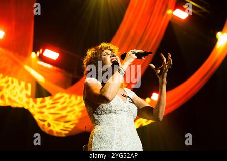 Neapel, Italien. November 2024. Fiorella Mannoia tritt am 5. November 2024 live im Teatro Augusteo in Neapel auf, als Teil ihrer Fiorella Sinfonica-Tour, begleitet von einem Orchester. (Foto: Francesco Luciano/NurPhoto) Credit: NurPhoto SRL/Alamy Live News Stockfoto