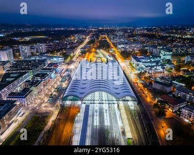 Dresden Luftbild bei Nacht Dresdner Hauptbahnhof mit Teflondach am Wiener Platz bei Nacht. Dresden Sachsen Deutschland *** Dresden Luftaufnahme bei Nacht Dresden Hauptbahnhof mit Teflondach am Wiener Platz bei Nacht Dresden Sachsen Deutschland Dresden24 01633 Stockfoto