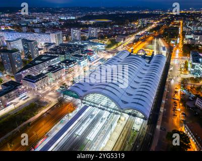 Dresden Luftbild bei Nacht Dresdner Hauptbahnhof mit Teflondach am Wiener Platz bei Nacht. Dresden Sachsen Deutschland *** Dresden Luftaufnahme bei Nacht Dresden Hauptbahnhof mit Teflondach am Wiener Platz bei Nacht Dresden Sachsen Deutschland Dresden24 01635 Stockfoto