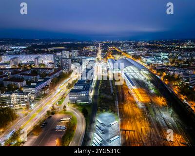 Dresden Luftbild bei Nacht Dresdner Hauptbahnhof mit Teflondach am Wiener Platz bei Nacht. Dresden Sachsen Deutschland *** Dresden Luftaufnahme bei Nacht Dresden Hauptbahnhof mit Teflondach am Wiener Platz bei Nacht Dresden Sachsen Deutschland Dresden24 01631 Stockfoto