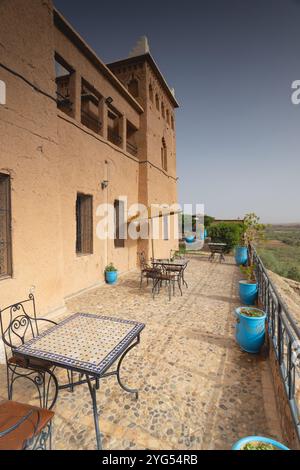 Kasbah Rayane Ait Ben Haddou befindet sich in Ait Ben Haddou. Es bietet Bergblick und ist 3 km von Ksar Ait-Ben-Haddou, Marocco, Afrika entfernt Stockfoto