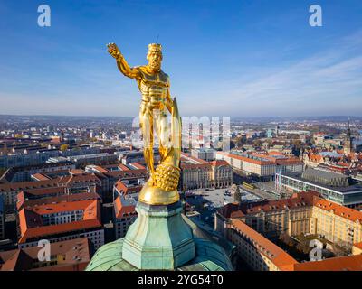 Luftbild Neues Rathaus mit Rathausturm und Goldenem Mann mit Füllhorn von Richard Guhr. Dresden Sachsen Deutschland *** aus der Vogelperspektive Neues Rathaus mit Rathausturm und Goldener Mann mit Kornukopie von Richard Guhr Dresden Sachsen Deutschland Dresden24 01661 Stockfoto