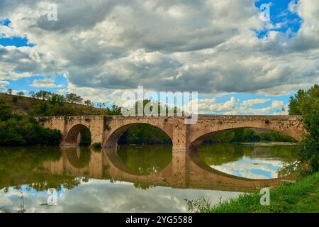 San Vincente de la Sonsierra, Rioja, romanische Brücke über den Fluss Ebro, Rioja Alta, Spanien Stockfoto