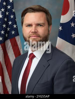 Senator J.D. Vance offizielles Porträt. 118. Kongress (bald Vizepräsident der Vereinigten Staaten für Donald Trump im Jahr 2025) Stockfoto