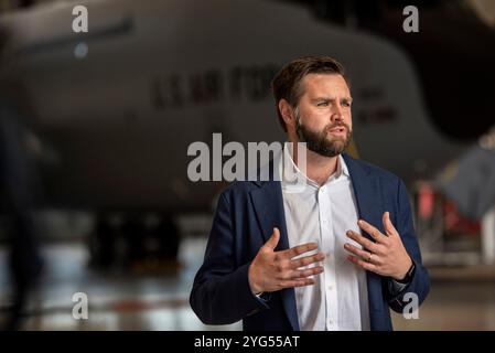 US-Senator J.D. Vance besuchte am 25. Mai 2023 den 121. Luftbetankungsflügel auf der Rickenbacker Air National Guard Base in Ohio. Vance tourte durch die Infrastruktur, traf sich mit Airmen und erfuhr mehr über die kritische Mission des Flügels, die die unerschütterliche nukleare Abschreckung zur Verteidigung unserer Nation beinhaltet. (Foto der U.S. Air National Guard von Ralph Branson) Stockfoto