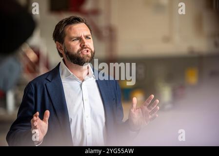 US-Senator J.D. Vance besuchte am 25. Mai 2023 den 121. Luftbetankungsflügel auf der Rickenbacker Air National Guard Base in Ohio. Vance tourte durch die Infrastruktur, traf sich mit Airmen und erfuhr mehr über die kritische Mission des Flügels, die die unerschütterliche nukleare Abschreckung zur Verteidigung unserer Nation beinhaltet. (Foto der U.S. Air National Guard von Ralph Branson) Stockfoto