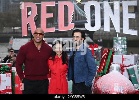 London, Großbritannien. November 2024. Dwayne Johnson, Lucy Liu und Chris Evans beim Red One Fotogespräch, Potters Fields. Quelle: Doug Peters/EMPICS/Alamy Live News Stockfoto