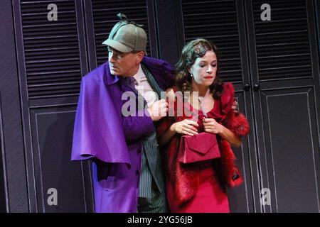 Jan Sosniok und Anna Julia Antonucci bei der Probe zum Theaterstueck „Sherlock Holmes: Der Fall Moriarty“ am 6.11.2024 in der Komoedie Winterhuder Fae Stockfoto