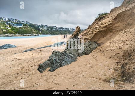 Felsen, die durch Erosion des Sanddünen-Systems am Crantock Beach in Newquay in Cornwall in Großbritannien freigelegt wurden. Stockfoto