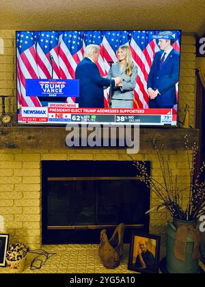 Donald Trumps Siegesrede, nachdem er die Wahl zum 47. Präsidenten der Vereinigten Staaten von Amerika mit Frau und Sohn Melania & Barron gewonnen hatte. Stockfoto