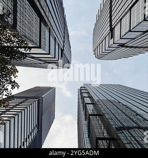 Jakarta, Indonesien. Juli 2024. Dieses mit einem Mobiltelefon aufgenommene Foto zeigt Hochhäuser im Sudirman Central Business District in Jakarta, Indonesien, 13. Juli 2024. Jakarta liegt an der Nordwestküste der Insel Java und ist die größte Stadt Indonesiens und derzeit das politische, wirtschaftliche und kulturelle Zentrum des Landes. Quelle: Xu Qin/Xinhua/Alamy Live News Stockfoto