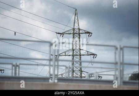 Stromversorgung mit einer 380-kv-Stromleitung und Stromversorgung mit einem 380-kv-Stromkabel Stockfoto