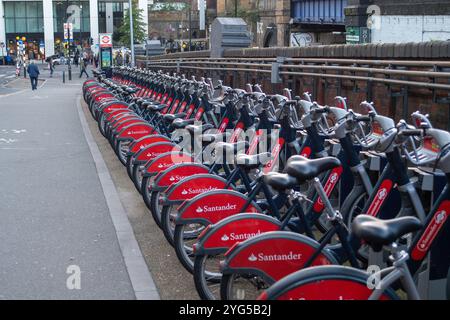 London, Großbritannien. Oktober 2024. Santander Boris Fahrräder können vor der Waterloo Station in London gemietet werden. Kredit: Maureen McLean/Alamy Stockfoto