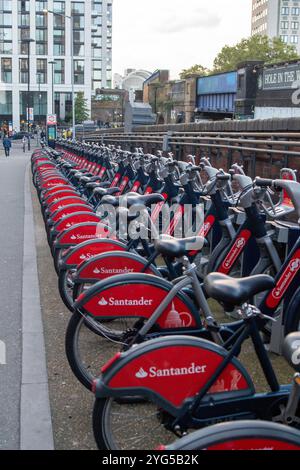 London, Großbritannien. Oktober 2024. Santander Boris Fahrräder können vor der Waterloo Station in London gemietet werden. Kredit: Maureen McLean/Alamy Stockfoto