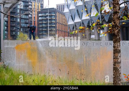 US-Botschaft, Nine Elms, London, Großbritannien. November 2024. Arbeiter entfernen orangefarbene Farbe, die auf einem Teil der US-Botschaft in London gesprüht wurde. Stockfoto