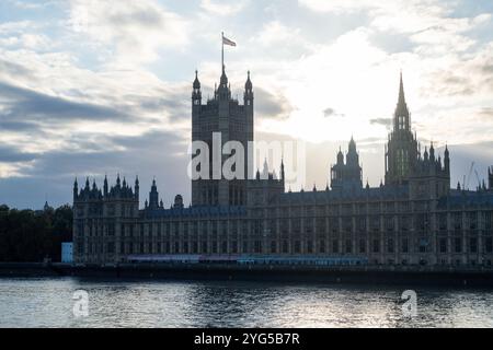 London, Großbritannien. Oktober 2024. Die Sonne untergeht über den Houses of Parliament in Westminster, London. Kredit: Maureen McLean/Alamy Stockfoto