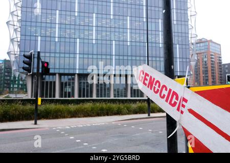 US-Botschaft, Nine Elms, London, Großbritannien. November 2024. Antiamerikanische und palästinensische Lager gegenüber der US-Botschaft in London. Quelle: Matthew Chattle/Alamy Live News Stockfoto