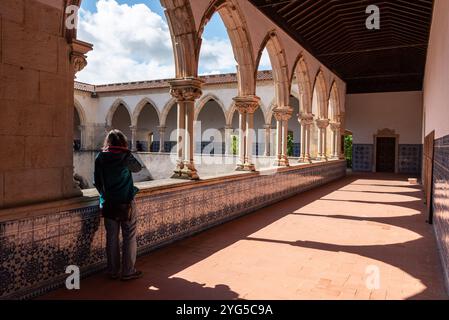 Tomar, Portugal - 2. Juni 2024 - szenischer gotischer Kreuzgang do Lavagem, Waschgang im Kloster Christi in Tomar, Portugal Stockfoto