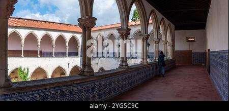 Tomar, Portugal - 2. Juni 2024 - szenischer gotischer Kreuzgang do Lavagem, Waschgang im Kloster Christi in Tomar, Portugal Stockfoto