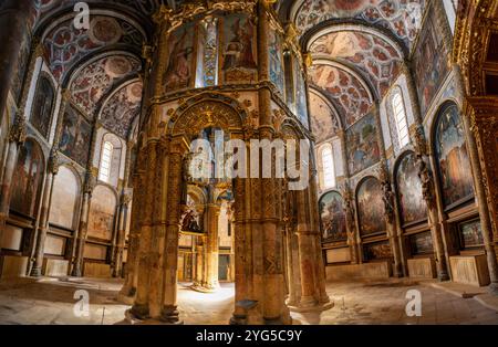 Tomar, Portugal - 2. Juni 2024 - berühmtes Presbyterium in der Charola, Teil des befestigten Convento de Cristo in Tomar, ehemaliges Hauptkloster der Orde Stockfoto