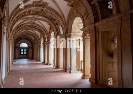 Tomar, Portugal - 2. Juni 2024 - leerer barocker Kreuzgang König Joao III. Im berühmten Kloster Tomar, Portugal Stockfoto