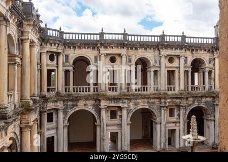 Tomar, Portugal - 2. Juni 2024 - malerischer barocker Kreuzgang König Joao III. Im berühmten Kloster Tomar, Portugal Stockfoto