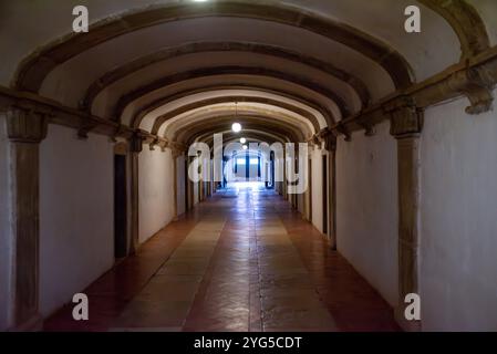 Tomar, Portugal - 2. Juni 2024 - typischer langer Gang im mittelalterlichen Kloster von Tomar, Portugal Stockfoto