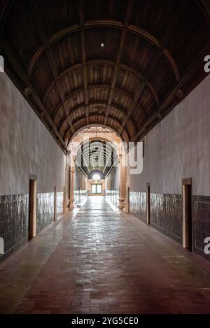 Tomar, Portugal - 2. Juni 2024 - typischer langer Gang im mittelalterlichen Kloster von Tomar, Portugal Stockfoto