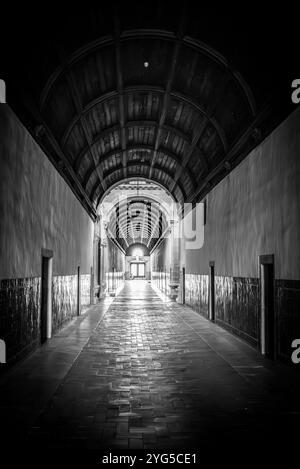 Tomar, Portugal - 2. Juni 2024 - typischer langer Gang im mittelalterlichen Kloster von Tomar, Portugal Stockfoto