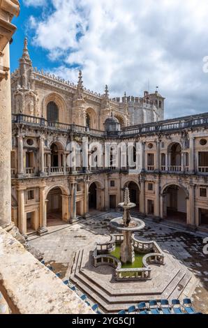 Tomar, Portugal - 2. Juni 2024 - malerischer barocker Kreuzgang König Joao III. Im berühmten Kloster Tomar, Portugal Stockfoto