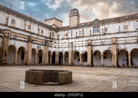 Tomar, Portugal - 2. Juni 2024 - mittelalterliche Claustro da Micha im ehemaligen Tempelordenkonvent in Tomar, Portugal Stockfoto