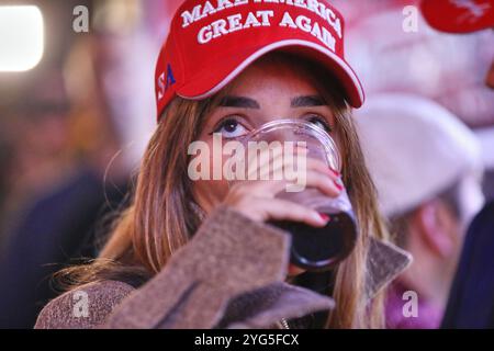 Washington, D.C., USA, 06.11.2024: Republikaner-Wahlparty: US-Präsidentenschaftswahl: Trump-Anhänger am Wahlabend in einer bekannten Sportsbar, die laut Medienberichten die einzige öffentliche Wahlnacht-Wache-Partei der Hauptstadt mit klarem Bekenntnis zu Donald Trump veranstaltet *** Washington, D C , USA, 06 11 2024 Republikanische Wahlpartei US-Präsidentschaftswahl Trump-Unterstützer am Wahlabend in einer populären Sportbar, die die die Hauptstädte beherbergt nur öffentliche Wahlnachtwache mit klarem Bekenntnis zu Donald Trump veröffentlicht Stockfoto