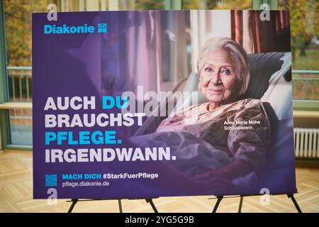 Die Diakonie Deutschland will mit der Pflegekampagne sechs Bausteine für eine gute Pflegereform den Druck auf die Politik erhoehen. Sie forderte am Mittwoch, 06.11.2024, in Berlin eine Pflegevollversicherung, die soziale Absicherung pflegender angehoeriger und eine gesetzliche Verpflichtung für Kommunen zu einer lokalen Altenhilfeplanung im Foto vom 06.11.2024: Pressekonferenz mit Plakatmotiv auch du brauchst Pflege. Irgendwann. mit der Schauspielerin Anna Maria Muehe Mühe. Siehe epd-Meldung vom 06.11.2024 REDAKTIONELLE VERWENDUNG NUR *** Diakonie Deutschland will den Druck auf die Politik erhöhen Stockfoto