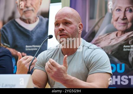 Die Diakonie Deutschland will mit der Pflegekampagne sechs Bausteine für eine gute Pflegereform den Druck auf die Politik erhoehen. Sie forderte am Mittwoch, 06.11.2024, in Berlin eine Pflegevollversicherung, die soziale Absicherung pflegender angehoeriger und eine gesetzliche Verpflichtung für Kommunen zu einer lokalen Altenhilfeplanung im Foto vom 06.11.2024 Pressekonferenz mit Ricardo lange, Intensivpfleger und Pflege-Aktivist, im Hintergrund Plakate der Kampagne auch du brauchst Pflege. Irgendwann. , Fuer die Prominente wie vlnr. Schauspieler Benno Fürmann und die Schauspielerin Stockfoto